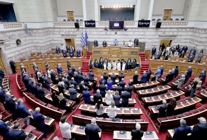 Στο επίκεντρο η Βουλή: Με Αγιασμό Ιερωνύμου ξεκίνησε η Δ΄ Σύνοδος